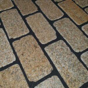 yellow-granite-tumbled-setts-200x100