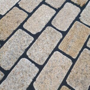 yellow-granite-tumbled-setts-200x100