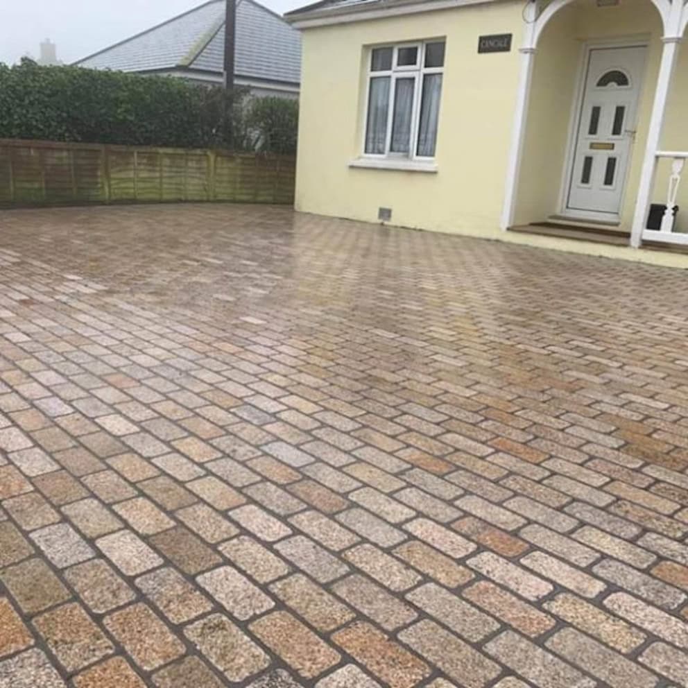 yellow-granite-tumbled-setts-200x100