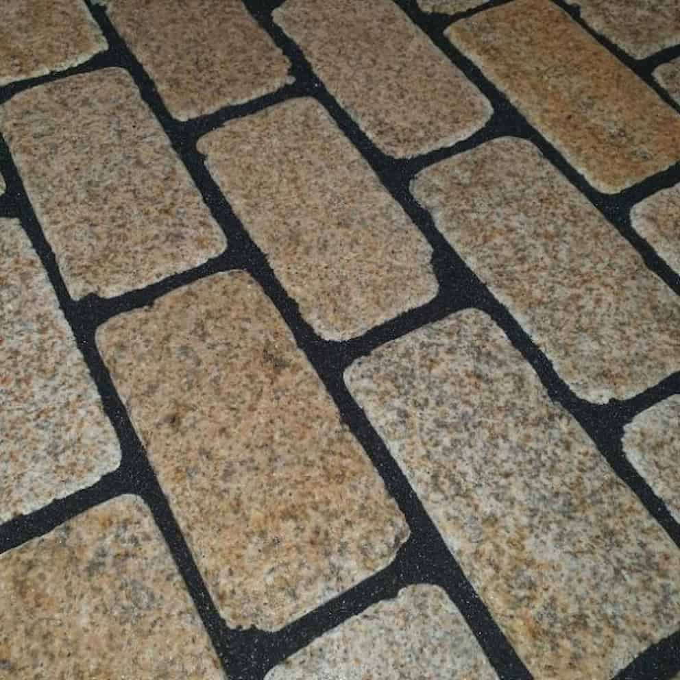 yellow-granite-tumbled-setts-200x100
