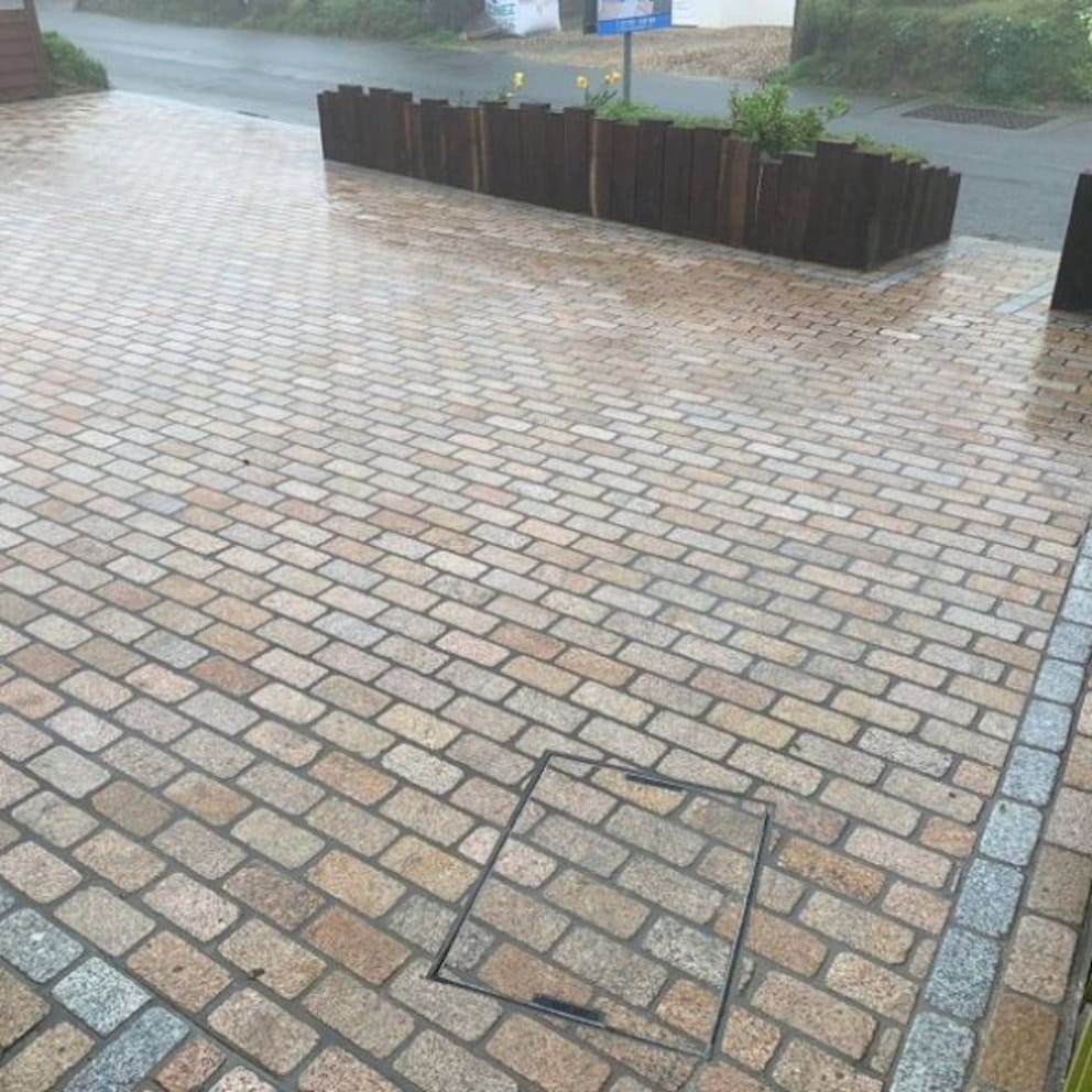 yellow-granite-tumbled-setts-200x100