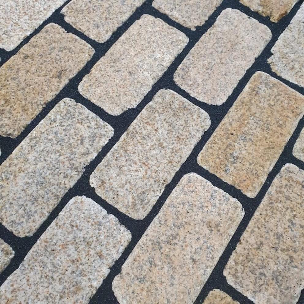 yellow-granite-tumbled-setts-200x100